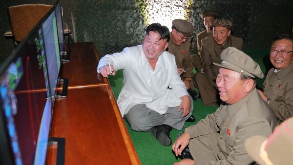 Северокорейский лидер Ким Чен Ын во время проведения испытаний баллистической ракеты подводных лодок (БРПЛ) - اسپوتنیک افغانستان  