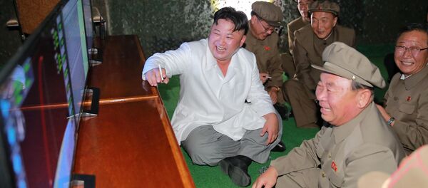 Северокорейский лидер Ким Чен Ын во время проведения испытаний баллистической ракеты подводных лодок (БРПЛ) Северокорейский лидер Ким Чен Ын во время проведения испытаний баллистической ракеты подводных лодок (БРПЛ) - اسپوتنیک افغانستان