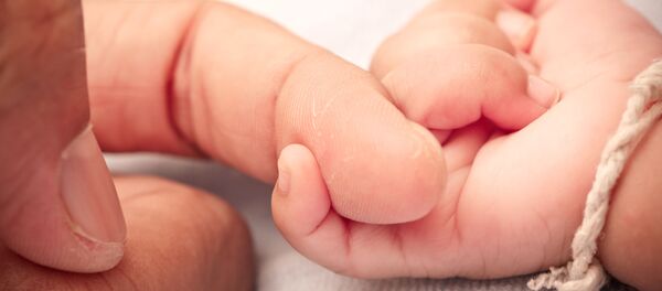 Руки младенца и отца - اسپوتنیک افغانستان  