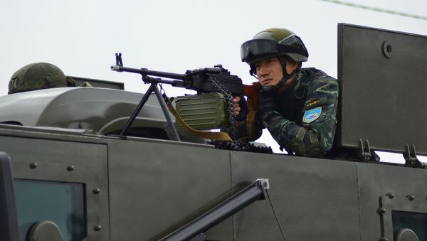 Китайский военный на закрытии совместной тактической тренировки Сотрудничество - 2016 спецподразделений Росгвардии и вооруженной полиции КНР - اسپوتنیک افغانستان  