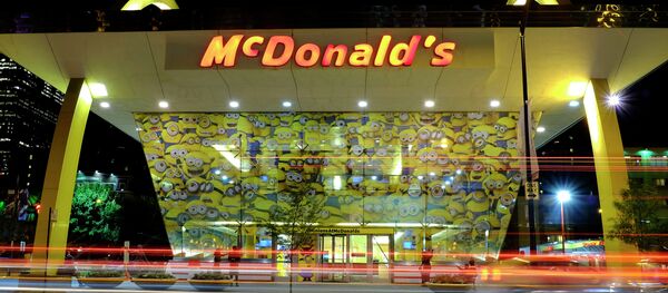 هدیه کارت 10 دالری رستورانت مک دونالد به یک امریکایی که در همبرگرش کرم پیدا شده بود هدیه کارت 10 دالری رستورانت مک دونالد به یک امریکایی که در همبرگرش کرم پیدا شده بود - اسپوتنیک افغانستان