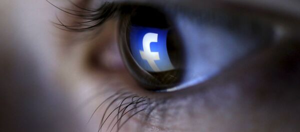 Отражение логотипа Facebook в глазах ребенка Отражение логотипа Facebook в глазах ребенка - اسپوتنیک افغانستان