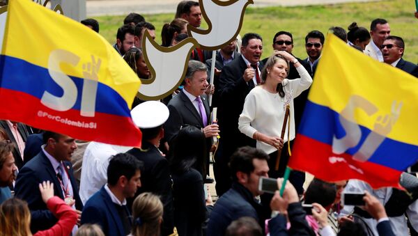 Colombia's President Juan Manuel Santos (L) and Colombian First Lady Maria Clemencia de Santos arrives at congress to present the FARC peace accord to the Colombian Congress in Bogota, Colombia, August 25, 2016. - اسپوتنیک افغانستان  