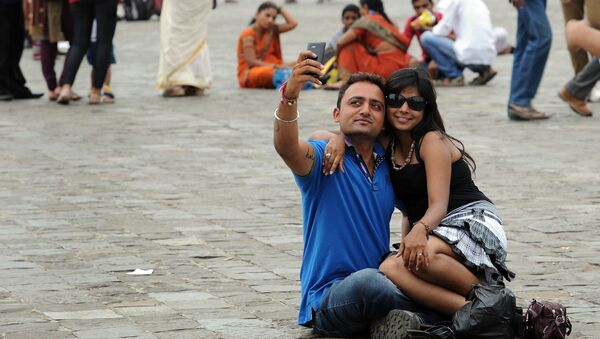 Туристы делают селфи в Мумбаи, Индия - اسپوتنیک افغانستان  