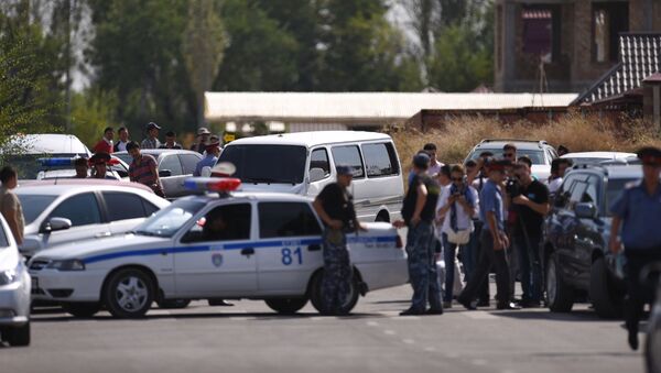 Сотрудники правоохранительных органов на месте взрыва автомашины марки Mitsubishi Delica, протаранившей ворота дипломатического представительства Китая в Бишкеке - اسپوتنیک افغانستان  