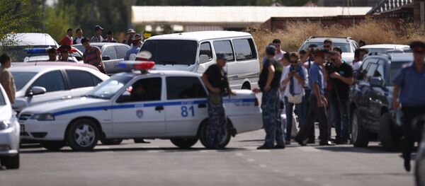 Сотрудники правоохранительных органов на месте взрыва автомашины марки Mitsubishi Delica, протаранившей ворота дипломатического представительства Китая в Бишкеке Сотрудники правоохранительных органов на месте взрыва автомашины марки Mitsubishi Delica, протаранившей ворота дипломатического представительства Китая в Бишкеке - اسپوتنیک افغانستان