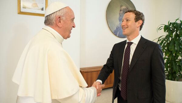 Pope Francis shakes hands with Facebook CEO Mark Zuckerberg during a meeting at the Vatican August 29, 2016 - اسپوتنیک افغانستان  