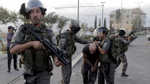 Пограничные военные Израиля во время задержания протестующего - اسپوتنیک افغانستان  
