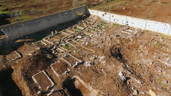 Разрушенное кладбище в освобожденном от террористов городе Шейх-Мискин в сирийской провинции Дераа - اسپوتنیک افغانستان  