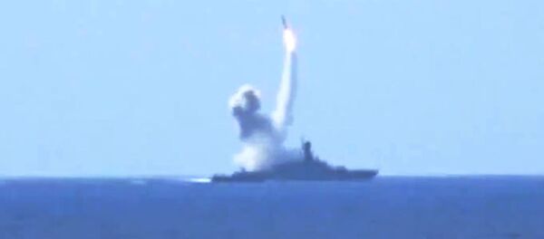 Пуск крылатых ракет Калибр по объектам Джебхат ан-Нусра в Сирии из акватории Средиземного моря Пуск крылатых ракет Калибр по объектам Джебхат ан-Нусра в Сирии из акватории Средиземного моря - اسپوتنیک افغانستان