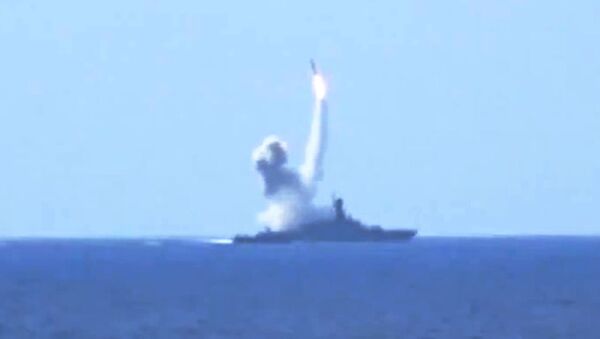Пуск крылатых ракет Калибр по объектам Джебхат ан-Нусра в Сирии из акватории Средиземного моря - اسپوتنیک افغانستان  