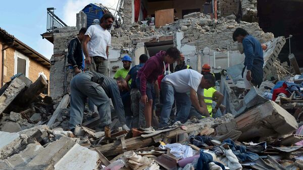Извлечение из-под завалов людей, пострадавших в результате землетрясения в Аматриче - اسپوتنیک افغانستان  