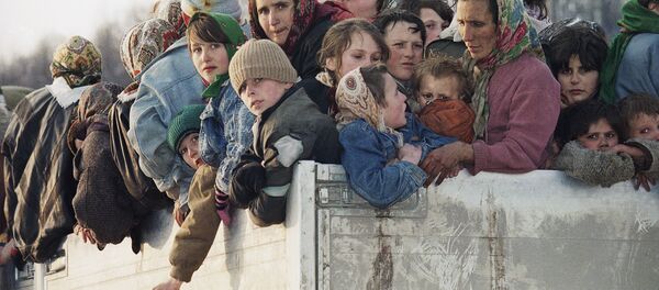 Эвакуируемые на грузовиках мусульманские жители Серебреницы - اسپوتنیک افغانستان  