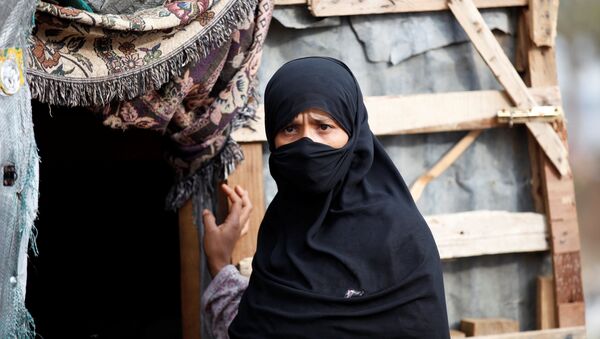 Женщина рядом с ее хижиной в лагере перемещенных рядом с Саной в Йемене - اسپوتنیک افغانستان  