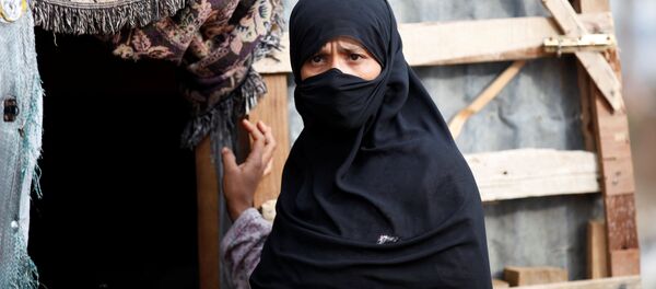 Женщина рядом с ее хижиной в лагере перемещенных рядом с Саной в Йемене - اسپوتنیک افغانستان  