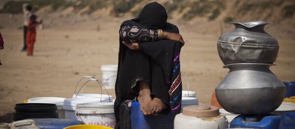 Pakistani nomad girl waits for her turn to fetch fresh water at Rawalpindi's slums in Pakistan. (File) - اسپوتنیک افغانستان  