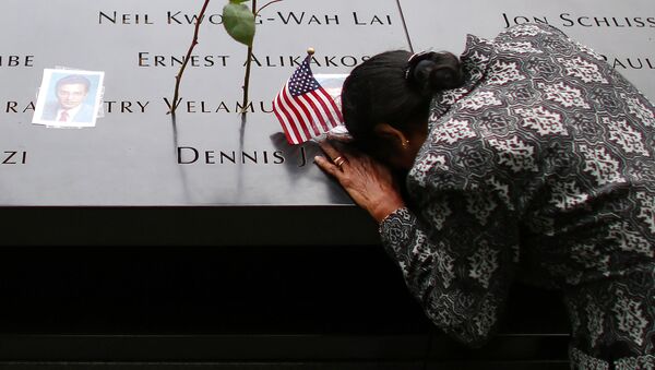 Женщина скорбит по погибшему мужу возле Национального мемориала и музея 11 сентября в Нью-Йорке - اسپوتنیک افغانستان  