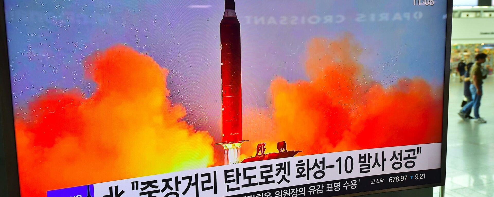 Трансляция запуска северокорейской ракеты Мусудан на вокзале в Сеуле - اسپوتنیک افغانستان  , 1920, 06.10.2022