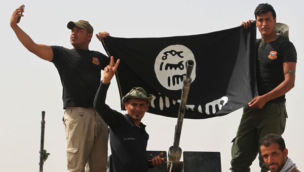 Члены организации Национальная мобилизация с флагом ИГ к северо-западу от Эль-Фаллуджи - اسپوتنیک افغانستان  