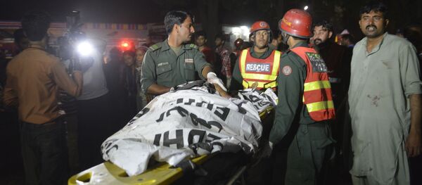 Перевозка жертвы взрыва в Пакистане Перевозка жертвы взрыва в Пакистане - اسپوتنیک افغانستان