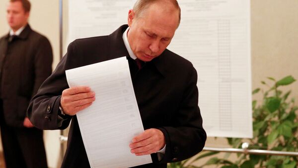 Президент России Владимир Путин на избирательном участке в Москве - اسپوتنیک افغانستان  