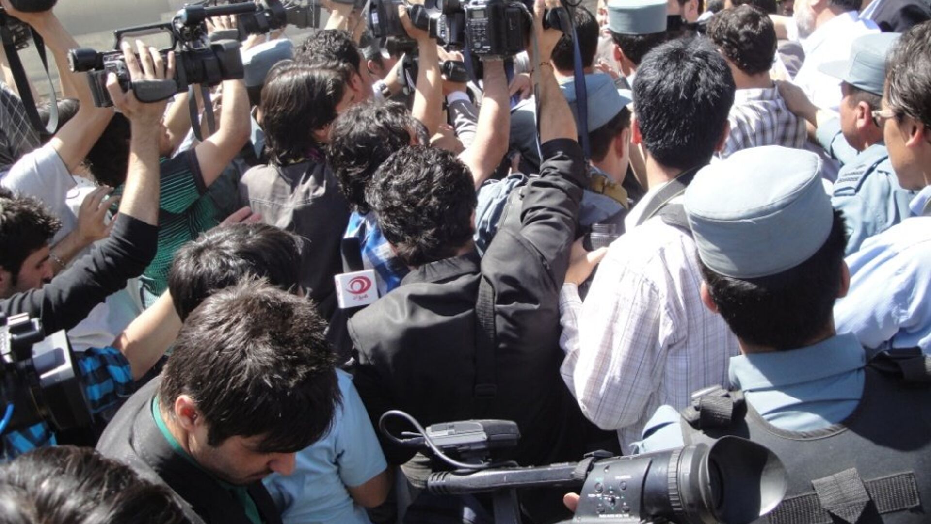 اکثریت خبرنگاران در رسانه‌های اجتماعی خودسانسوری می‌کنند - اسپوتنیک افغانستان  , 1920, 18.10.2021