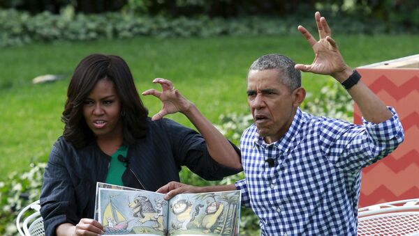 Президент США Барак Обама с супругой Мишель во время чтения книги Там, где живут чудовища в Вашингтоне - اسپوتنیک افغانستان  