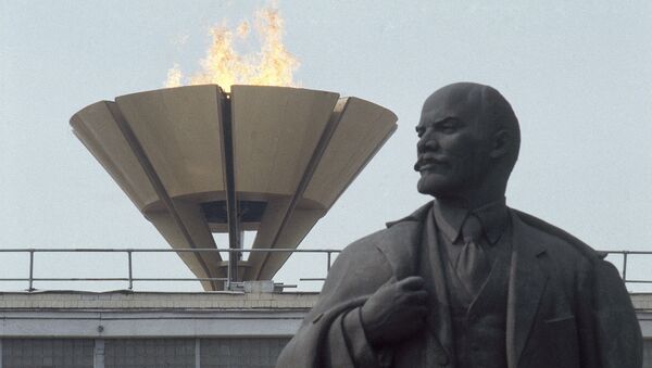 The Olympic flame rises over statue of Lenin outside Lenin Stadium in Moscow during the 1980 Olympic Games - اسپوتنیک افغانستان  