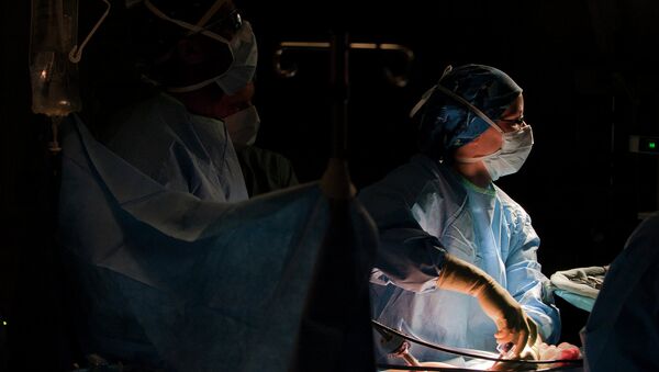 نوجوان که با کارد بزرگ تلاش کرد خود را ختنه کند به بیمارستان منتقل شد - اسپوتنیک افغانستان  