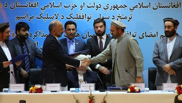 موافقت‌نامه صلح میان دولت افغانستان و حزب اسلامی امضا شد - اسپوتنیک افغانستان  