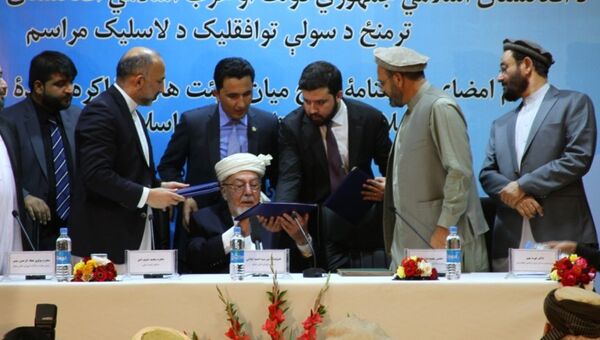 موافقت‌نامه صلح میان دولت افغانستان و حزب اسلامی امضا شد - اسپوتنیک افغانستان  