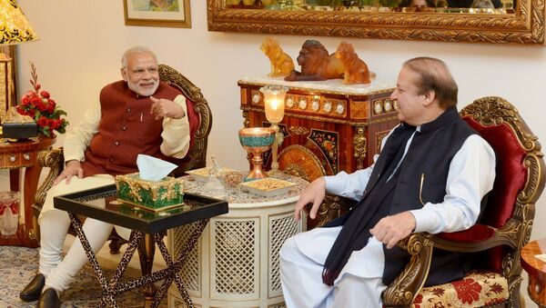 Pakistani Prime Minister Nawaz Sharif (R) talks with his Indian counterpart Narendra Modi in Lahore, Pakistan, December 25, 2015 - اسپوتنیک افغانستان  