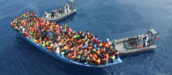 Операция по спасению мигрантов из акватории Средиземного моря Операция по спасению мигрантов из акватории Средиземного моря - اسپوتنیک افغانستان