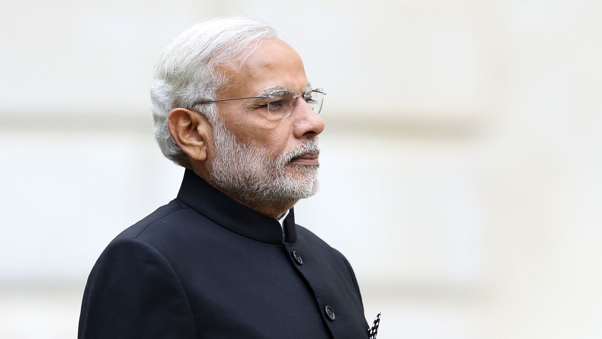 Indian Prime Minister Narendra Modi stands during a welcome ceremony outside the Treasury in London on November 12, 2015 on the first day of a three-day visit to Britain.  - اسپوتنیک افغانستان  , 1920, 12.09.2022