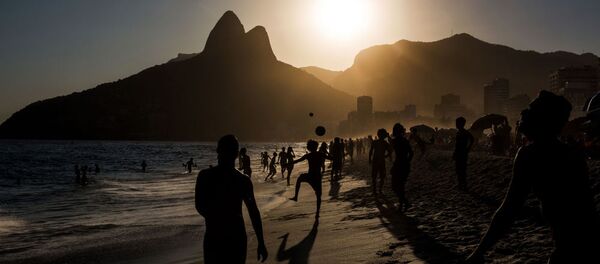 Фотография португальского фотографа Daniel Rodrigues «People playing soccer ball on Ipanema beach at sunset, Rio de Janeiro», III место в Международном конкурсе фотожурналистики им. Андрея Стенина 2015 в категории «Спорт. Серия фотографий» Фотография португальского фотографа Daniel Rodrigues «People playing soccer ball on Ipanema beach at sunset, Rio de Janeiro», III место в Международном конкурсе фотожурналистики им. Андрея Стенина 2015 в категории «Спорт. Серия фотографий» - اسپوتنیک افغانستان