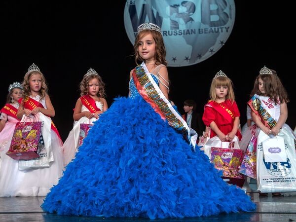 برنده  Miss World Russian Beauty در بین کودکان، دومینکه کازمووا - اسپوتنیک افغانستان  