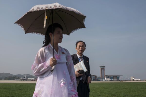 دختر چتری بدست با لباس ملی در اولین نمایش هوائی در تاریخ کوریائی شمالی - اسپوتنیک افغانستان  