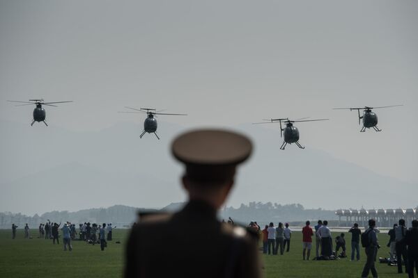سرباز کوریائی شمالی و سایر شهروندان حین تماشائ پرواز هلیکوپتر Hughes 500امریکائی - اسپوتنیک افغانستان  
