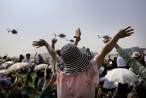 بار اول است که تماشاچیان پرواز هلیکوپتر Hughes 500 امریکائی را در حریم هوائی اولین نمایشگاه هوائی کوریائی شمالی تماشا میکنند - اسپوتنیک افغانستان  
