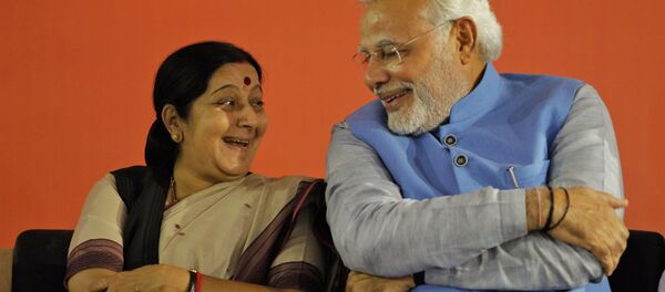 Opposition Bharatiya Janata Party (BJP) leader and India's next prime minister Narendra Modi, right, has a laugh with party leader Sushma Swaraj - اسپوتنیک افغانستان  