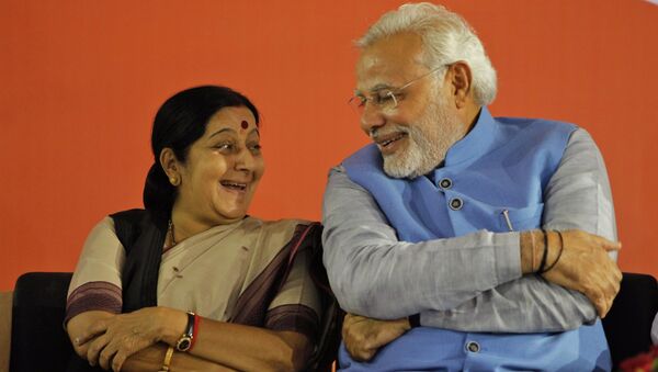 Opposition Bharatiya Janata Party (BJP) leader and India's next prime minister Narendra Modi, right, has a laugh with party leader Sushma Swaraj - اسپوتنیک افغانستان  