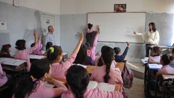 Drilling Russian writing by the 7th form students at the Suhel Abu Ashshamljat girls' school, Latakia. - اسپوتنیک افغانستان  