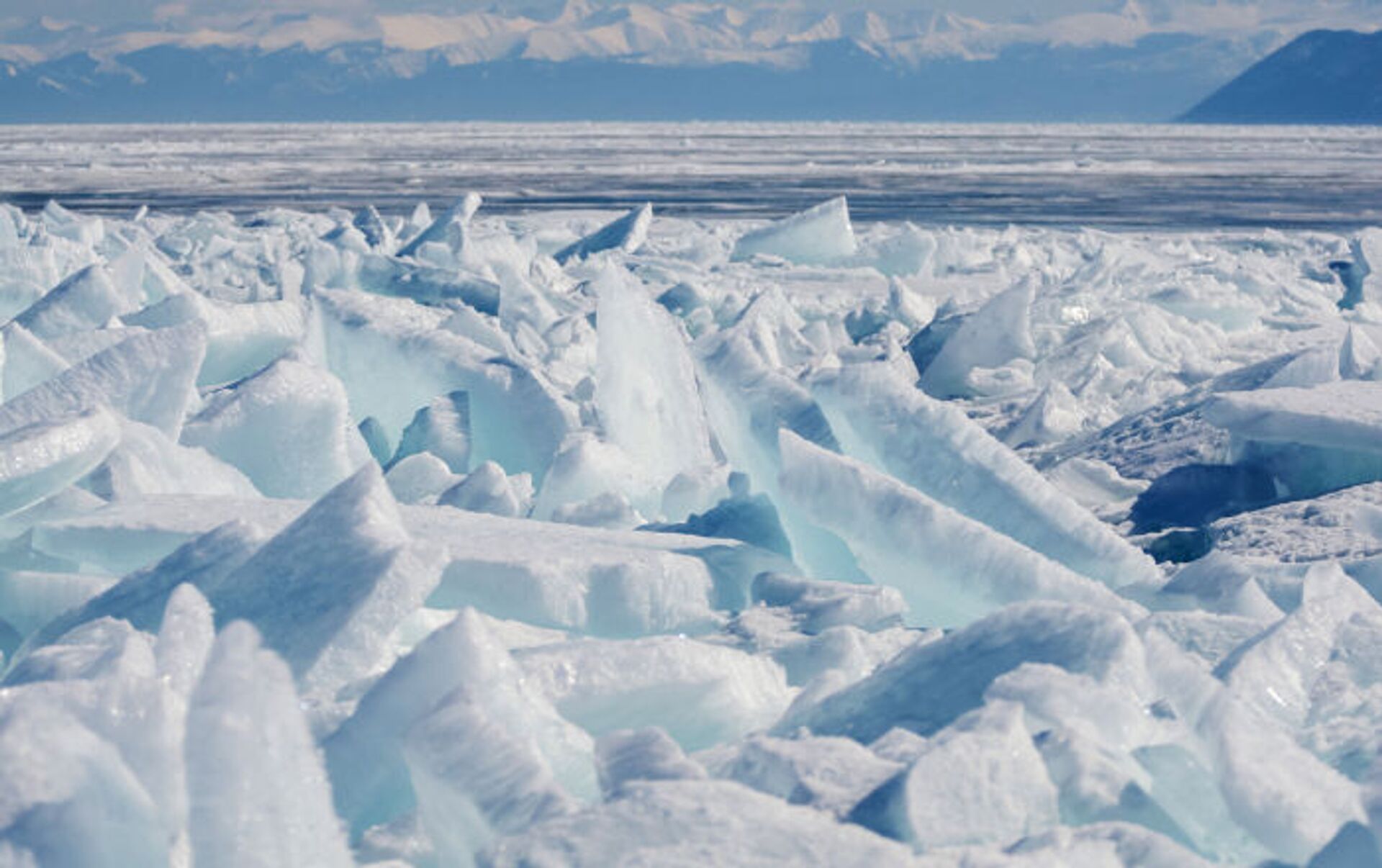Северный ледовитый океан хаос торосов долгая. Торосы на Байкале. Торосы на реке. Ледники Байкала. Ледяные Торосы.