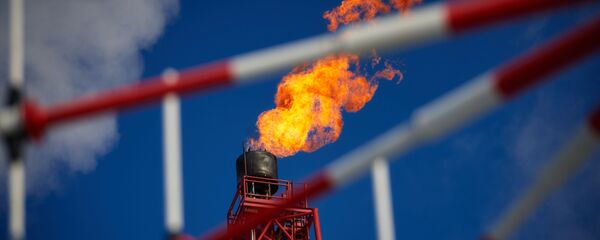 Газовый факел морской нефтеперерабатывающей платформы Приразломная Газовый факел морской нефтеперерабатывающей платформы Приразломная - اسپوتنیک افغانستان