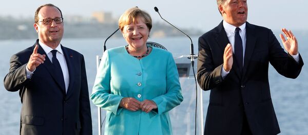Italian Prime Minister Matteo Renzi, German Chancellor Angela Merkel (C) and French President Francois Hollande (L) pose on the Italian aircraft carrier Garibaldi off the coast of Ventotene island, central Italy, August 22, 2016. - اسپوتنیک افغانستان  