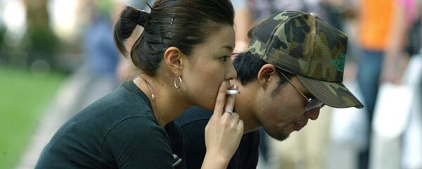 Молодые люди курят на улице в Шанхае, Китай - اسپوتنیک افغانستان  