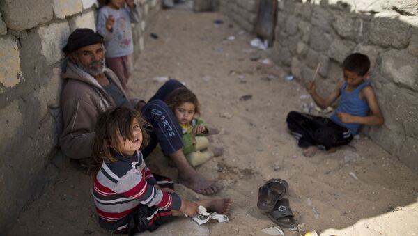 Палестинская семья отдыхает в тени в городе Хан-Юнис в секторе Газа - اسپوتنیک افغانستان  