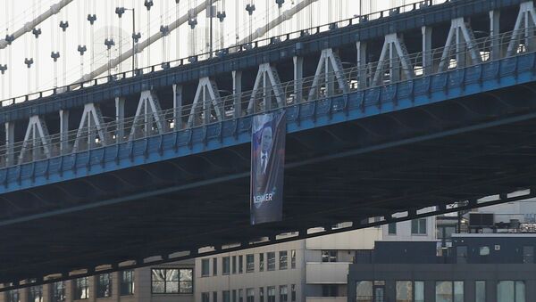 Плакат с портретом Владимира Путина с подписью миротворец на Манхэттенском мосту в Нью-Йорке - اسپوتنیک افغانستان  