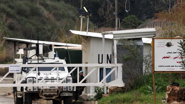 A Spanish soldier of the United Nations Interim Forces in Lebanon (UNIFIL) guards a checkpoint in southern Lebanese village of Wazzani next to the divided village of Ghajar on border with Israel on January 5, 2016 - اسپوتنیک افغانستان  