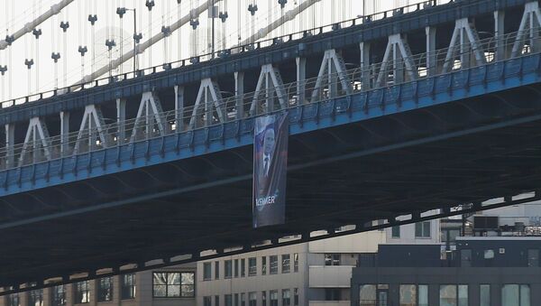 A banner with an image of Russian President Vladimir Putin hangs from the Manhattan Bridge in New York - اسپوتنیک افغانستان  